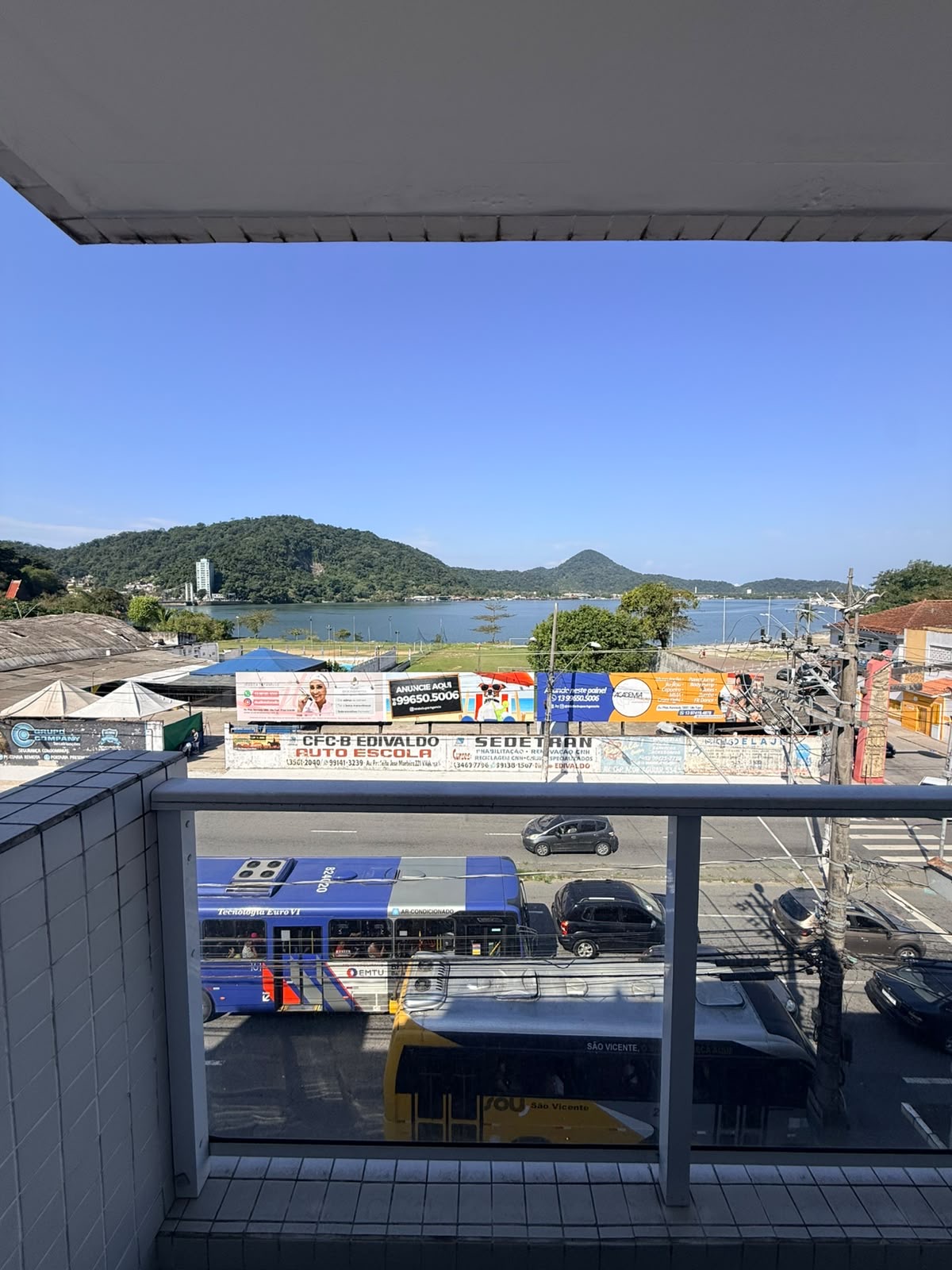 Vista da varanda para o canal e os morros